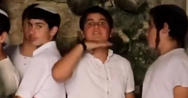 İşgalci İsrail sonraki nesline hainliği aşılıyor: Çocukları baskına götürdüler VİDEO İZLE