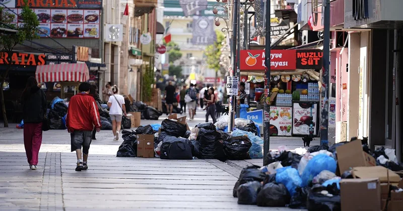 İzmir deki grev 4 üncü gününde: Çöpler yollara taştı