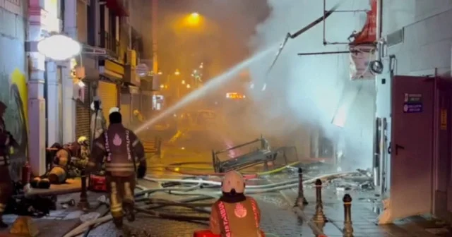 Kadıköy’de bir mağazada yangın çıktı VİDEO İZLE