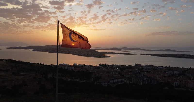 Gün batımında Türk bayrağı ve Ayvalık adalarından görsel şölen
