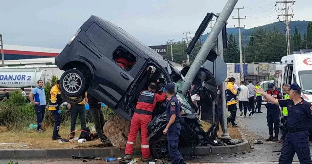 Feci kaza kamerada: Direğe çarpan otomobil havada asılı kaldı VİDEO İZLE