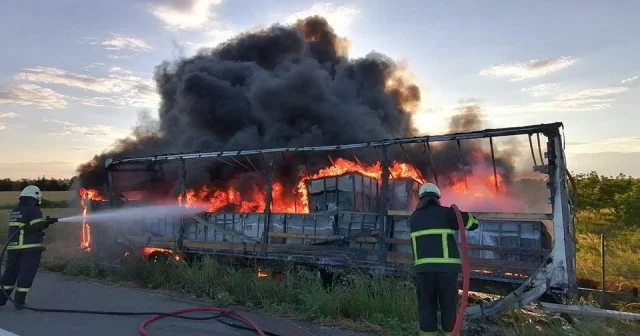 Kontrolden çıkan TIR devrilerek alev topuna döndü VİDEO İZLE