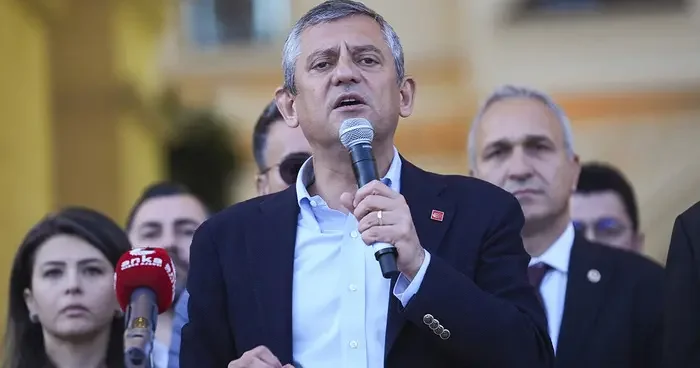 “Hadi yalan desin…” Olay yaratacak iddia! “Bülent Arınç, Özgür Özel’in cümlelerini yazdıran isim”