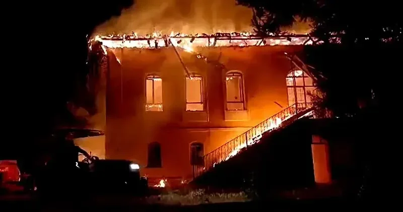 Denizli de tarihi okul binası çıkan yangında küle döndü