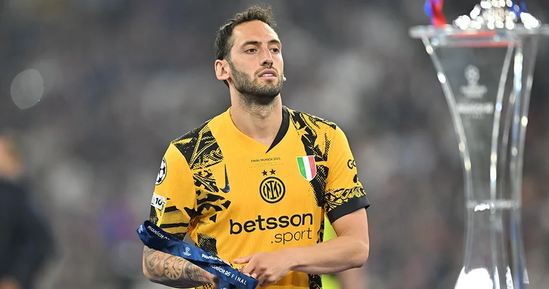 Hakan Çalhanoğlu yıkıldığı maçta tarihe geçti
