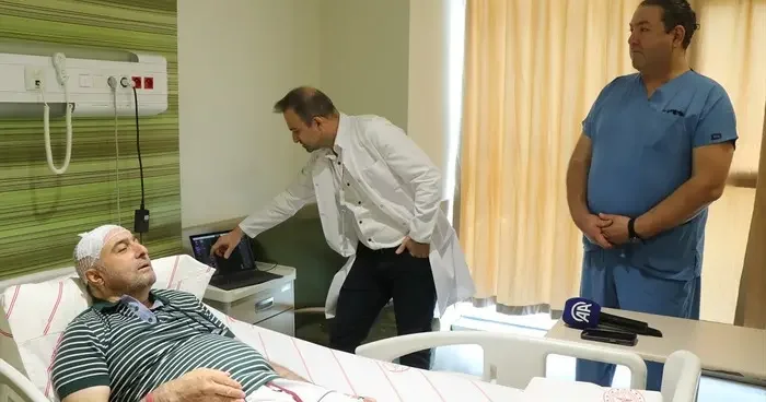 Parkinson hastası, 14 yıllık titreme ve yürüyüş bozukluğundan beyin piliyle kurtuldu