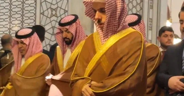 Suudi bakan Emevi Camii nde namaz kıldırdı: Suriyeli yetkililer arkasında saf tuttu VİDEO İZLE