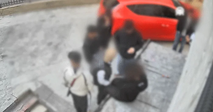 17 yaşında 3 suç kaydı var! Sokakta oturan kişinin yanına gidip bıçakla gasp etti...