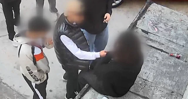Yol kenarında oturan genç kızın kolyesini bıçak tehdidiyle gasbetti VİDEO İZLE