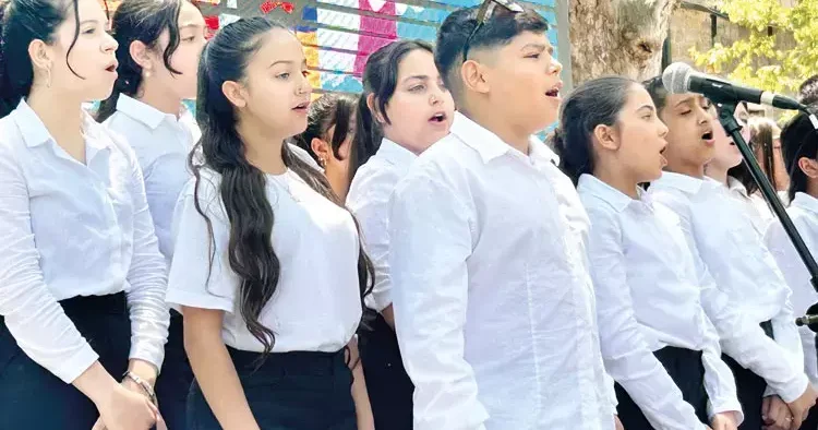 Kuştepe Çocuk Korosu Darülaceze’de konser verdi... 7’den 77’ye şarkılar...