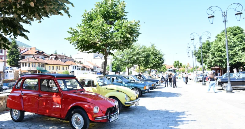 Klasik otomobil tutkunları Kosova nın Prizren şehrinde buluştu