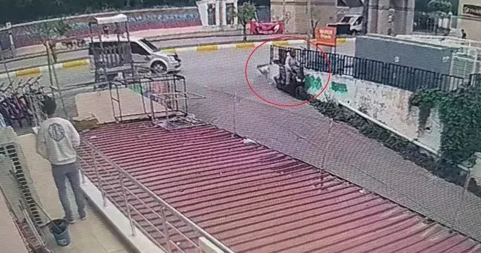 Motosiklet önce otomobile, ardından da duvara çarptı
