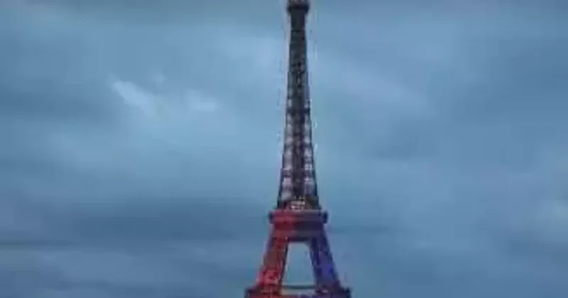 Eyfel Kulesi, Şampiyonlar Ligi şampiyonu PSG nin renkleriyle aydınlatıldı Fanatik Spor Haberleri Video