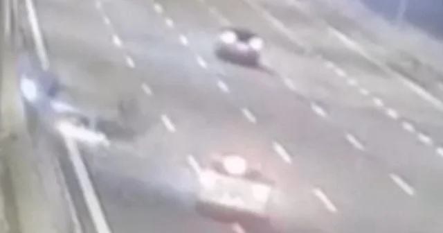 Otomobilin takla attığı kaza kamerada: Çocuk arabadan fırladı VİDEO İZLE