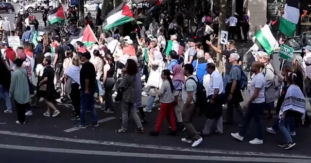 Paris’te binlerce kişi işgalci İsrail’in Gazze’ye yönelik saldırılarını protesto etti VİDEO İZLE