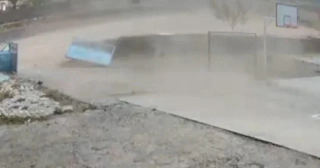 Siverek’te hortum köy okulunda bahçe kapısını kırdı VİDEO İZLE