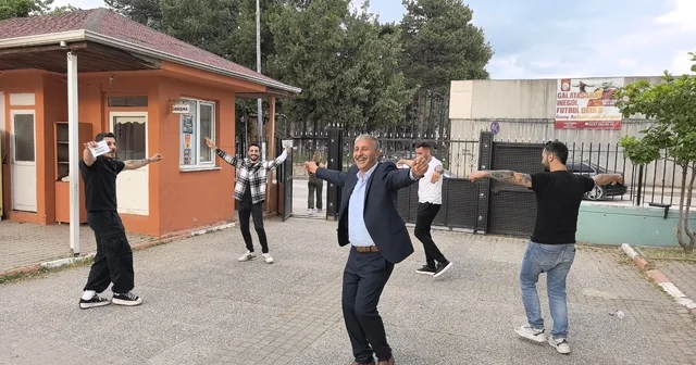 Seçimi kazanan muhtar, yakınlarıyla çiftetelli oynadı Bursa Haberleri