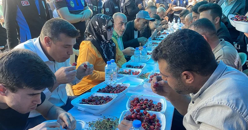 10 dakikada 2 kilo 592 gram yedi: Yarım altını kaptı