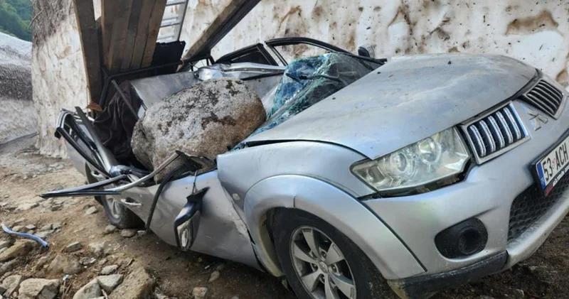 Seyir halindeki kamyonetin üzerine kaya düştü: Ölü ve yaralılar var
