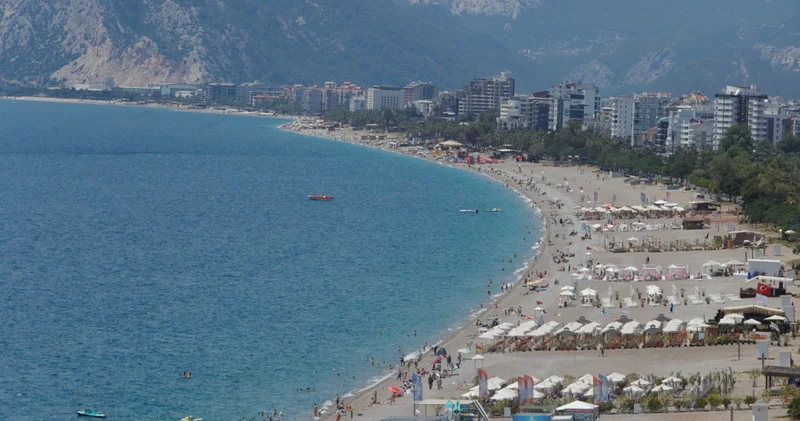 Güneşi gören Antalyalılar Konyaaltı Sahili’ni doldurdu