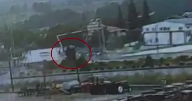 Muğla’daki feci kazada araba ikiye bölündü! İşte o anlar