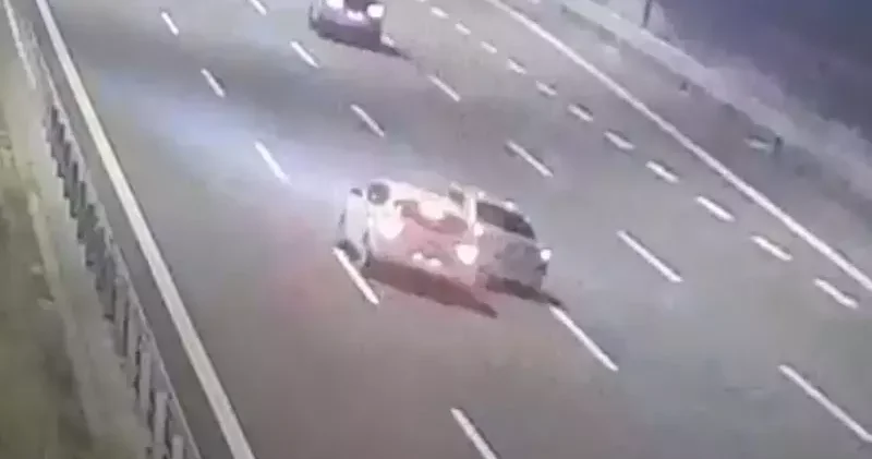 Takla atan otomobilden fırladı; 5 yaralı