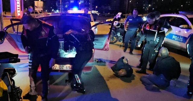 Dur ihtarına uymayan otomobildekilerden biri: Ben kaçmadım, neden kaçayım, şoför kaçtı Edirne Haberleri