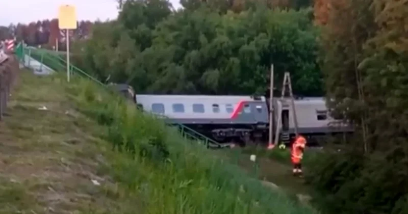 Rusya da otoyol köprüsü yolcu treninin üzerine çöktü: 7 ölü