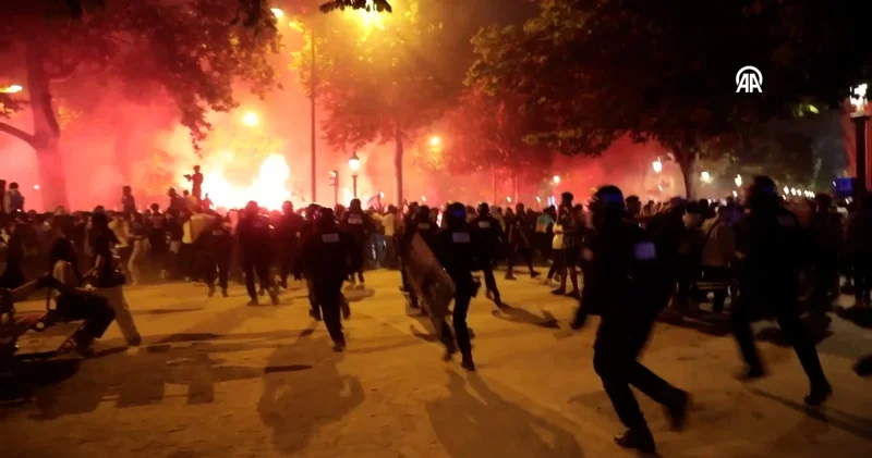 PSG nin şampiyonluğu sonrası Paris te olaylar! Polise meşalelerle karşı ateş açıldı