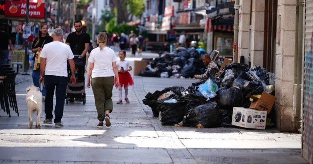 İzmir sokaklarında çöp dağları oluştu VİDEO İZLE