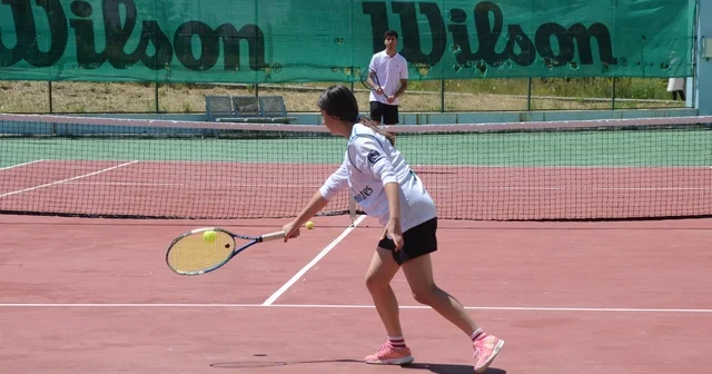 Kars ta katılım ücreti ihtiyaç sahibi ailelere verilen tenis turnuvası yapıldı Kars Haberleri