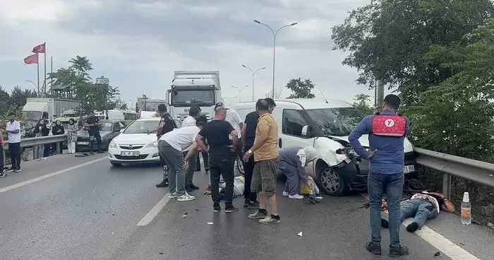 Tuzla’da motosiklet yol kenarında bekleyen arızalı araca çarptı: 2 yaralı