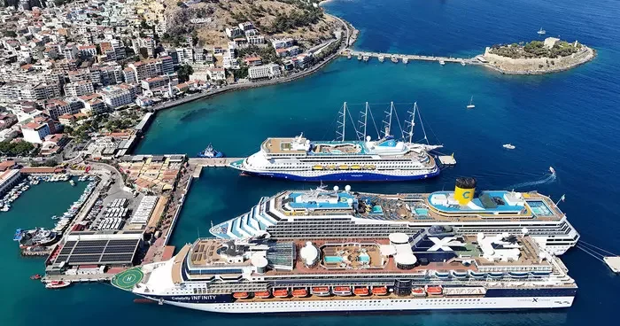 Kuşadası na 4 kruvaziyerle 6 bin 298 turist geldi