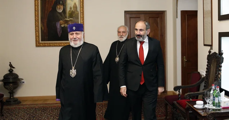 Ermenistan da kilise ve hükümet çatışmasında olan demokrasiye oldu Agos