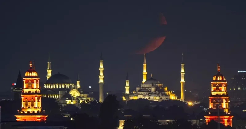 İstanbul da hilal camileri süsledi