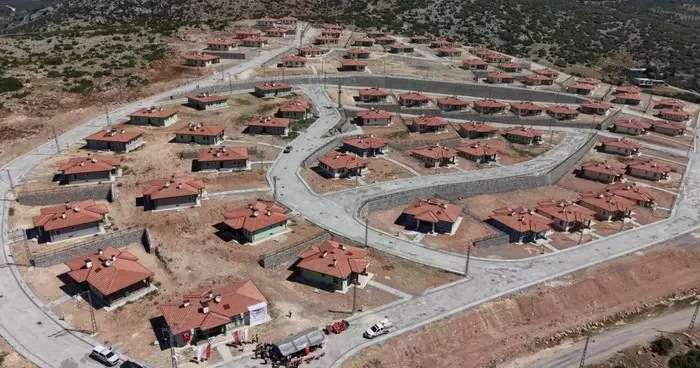 Osmaniye de yapımı tamamlanan 89 köy evi depremzedelere teslim edildi