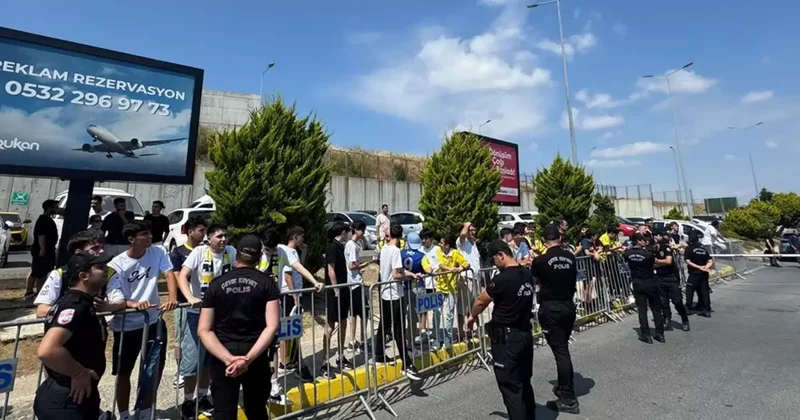 Fenerbahçe de Jhon Duran ı karşılamaya gelen taraftarın sayısı gündem oldu