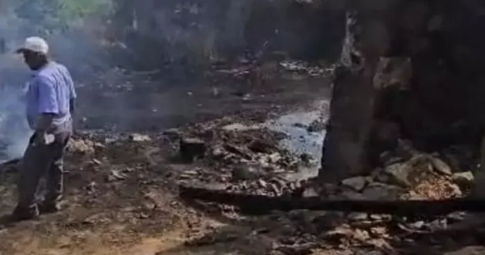 Tutuşan saman balyaları ile büyüyen alevlere itfaiye müdahale etti
