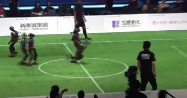 Robotların futbolu izleyenleri güldürdü