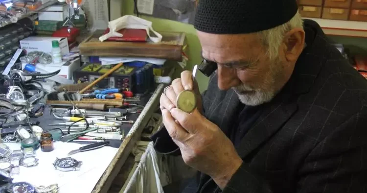 78 yaşında hala zamanı kovalıyor! Yanındaki çıraklardan biri vali oldu
