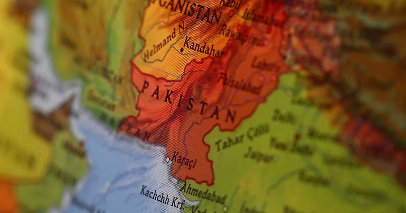 Pakistan da korkunç olay! Öğrencilerin olduğu servis aracı alev aldı: Ölü ve yaralılar var