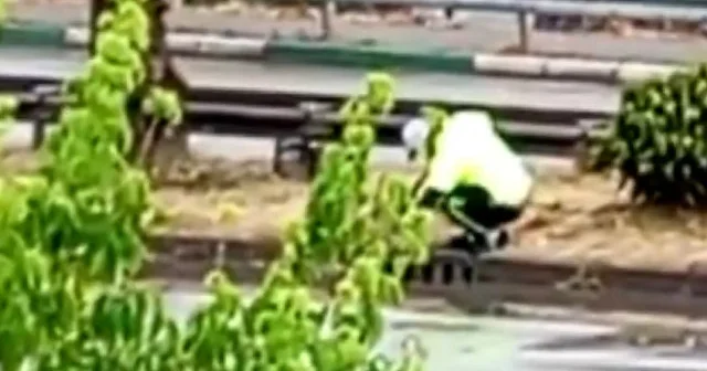 Samsun’da gönülleri fetheden hareket: Mazgalı elleriyle açan polis alkış topladı VİDEO İZLE