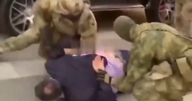 Rusya da Azerbaycan diaspora liderine operasyon: Arabasından zorla indirip yere yatırdılar VİDEO İZLE