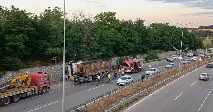 Büyük ihmal! Yola düşen tomruk kazaya yol açtı: Traktör sürücüsü ağır yaralandı