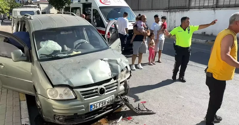 Avcılar da çocuğu fenalaşınca aracı park etti, hafif ticari araç çarptı: 4 yaralı