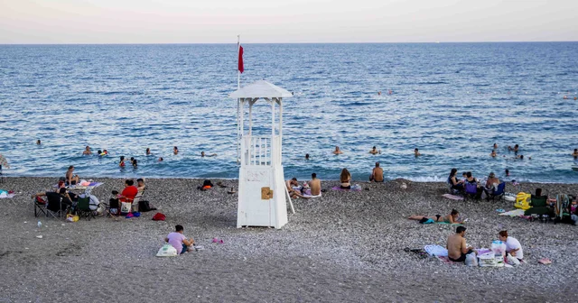 Konyaaltı Sahili nde cankurtaran mesaisi sonrası tehlikeli saatler Antalya Haberleri