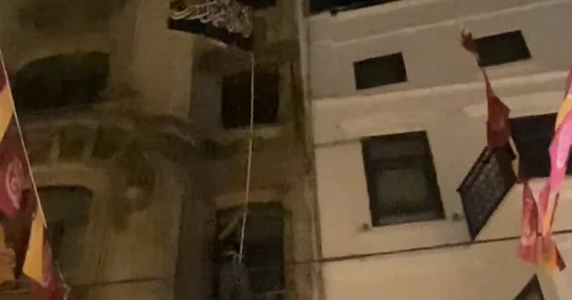 Leman dergi binasına Kelime i Tevhid bayrağı asıldı VİDEO İZLE