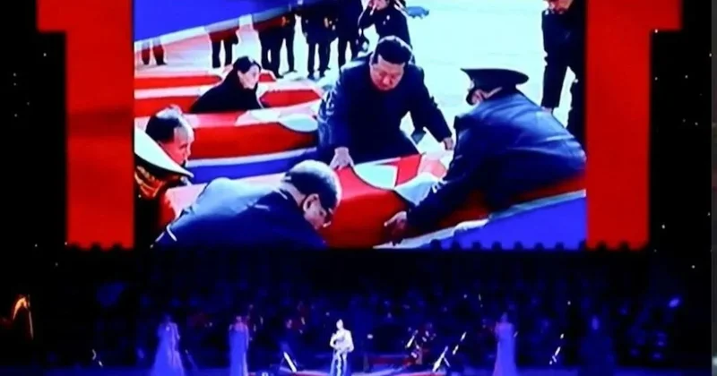 Kuzey Kore lideri Kim Jong Un, tabuta sarılarak acı acı veda etti Sözcü Gazetesi