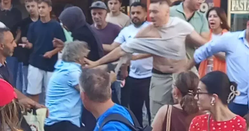 Küçükçekmece de İETT otobüsünde kavga kamerada