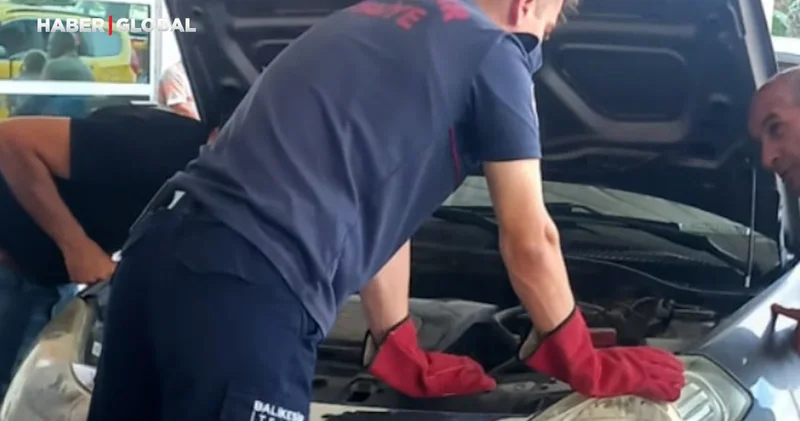 Gönen de aracının motor bölümünden öyle bir yılan çıktı ki baktıkça inanamadı!